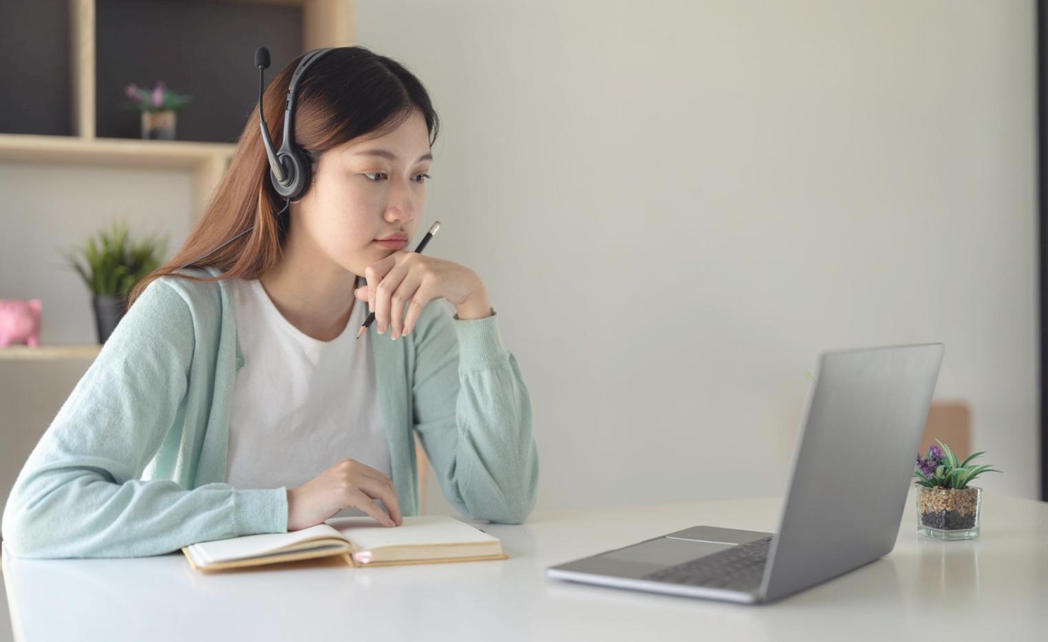 Finanzanalysten bei der gemeinsamen Arbeit an Bewertungsmodellen