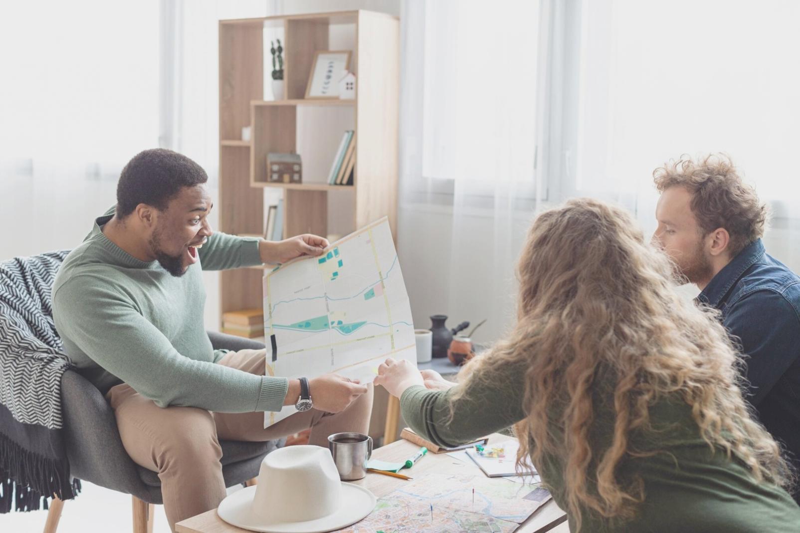 Analyst arbeitet mit Finanzberichten und Datenvisualisierungen an modernem Arbeitsplatz