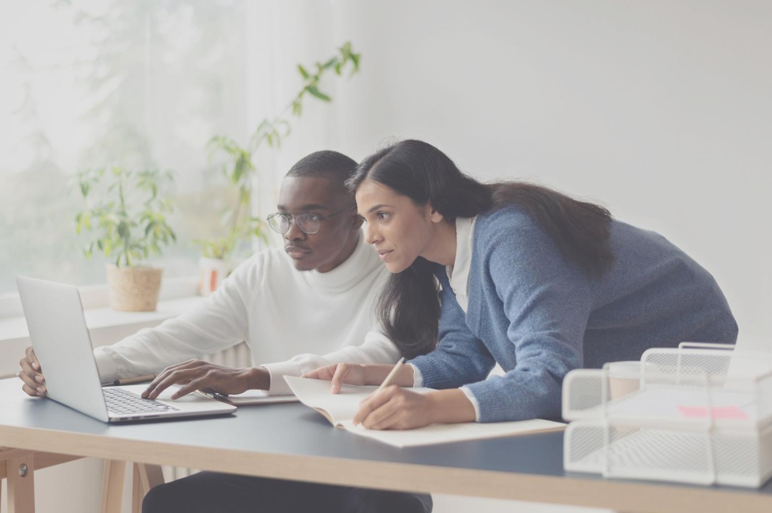 Corporate Finance Analyse im modernen Büro